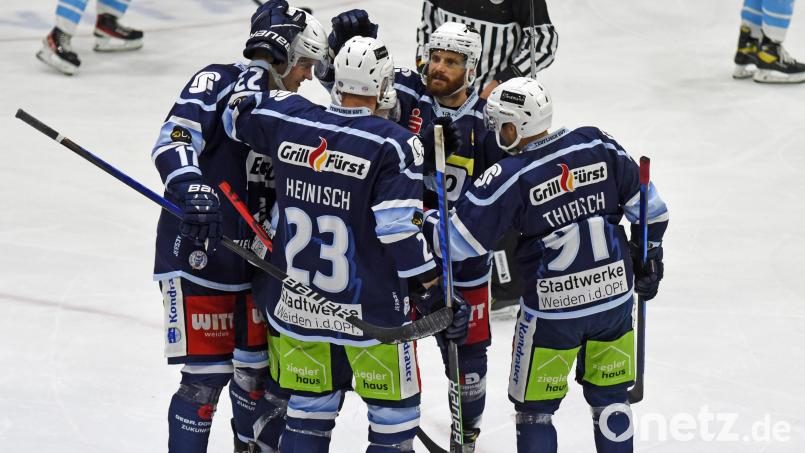 Die Blue Devils treffen am Wochenende auf den SC Riessersee und den EV Lindau. Gegen beide Teams haben die Weidener in dieser Saison bisher alle Spiele gewonnen. In dieser Szene bejubeln die Devils-Akteure ein Tor beim 5:0-Heimsieg gegen die Garmischer. Archivbild: gb