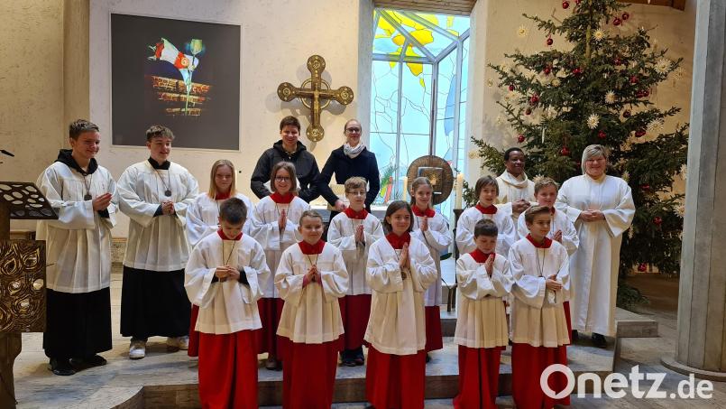 Die beiden für ihren langjährigen Dienst geehrten Ministranten, Philipp Lasser und Lisa-Marie Holzschuh (hinten in schwarz), mit den neuen Messdienern, die Gemeindereferentin Kathrin Blödt (ganz rechts) auf ihren Dienst am Altar vorbereitet hat. Den Gottesdienst zelebriert Pater John Massawe (hinten, Zweiter von rechts). Bild: wec