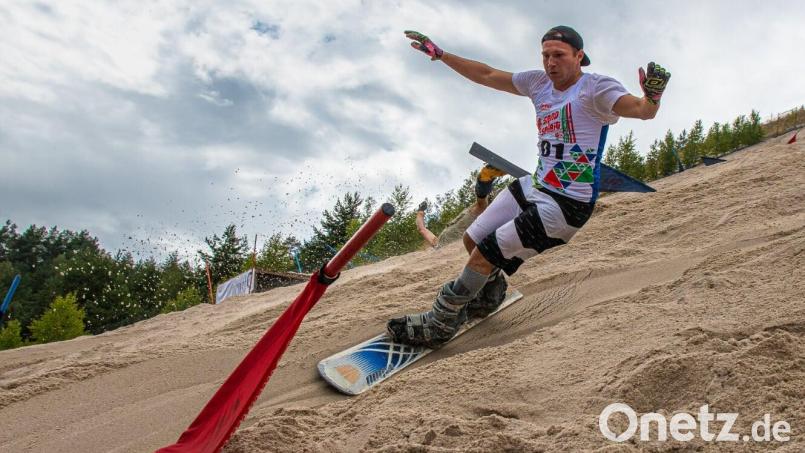 Johannes Pfab beim Sandspirit am Monte Kaolino. Beim Skifahren ist der Hirschauer in seinem Element, egal ob auf Schnee, oder Sand, egal ob mit einem oder zwei Brettern unter den Füßen. Bild: chl