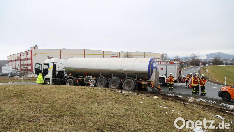 Ein Silozug kam direkt auf dem &quot;Hegele&quot;-Kreisverkehr zum Stehen. Bild: Roland Wellenhoefer