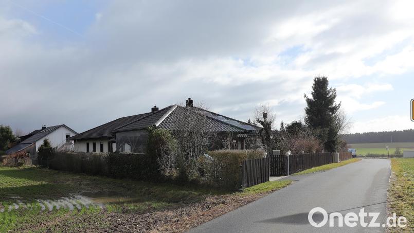 Für Teile der Atzlrichter Siedlung soll eine spezielle Außenbereichssatzung aufgestellt werden, um die schnelle Umwandlung eines ehemaligen Wirtschaftsgebäudes in ein Wohnhaus möglich zu machen. Bild: Wolfgang Steinbacher