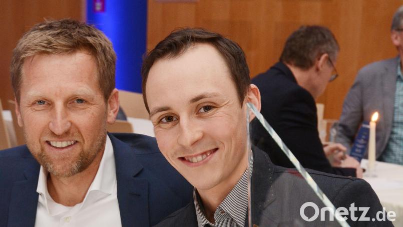 Dr. Stefan Pecher (links) und Eric Frenzel im Jahr 2015 bei der Sportlerwahl der „Oberpfalz-Medien“, die damals in Neustadt/WN stattfand. Bild: Gabi Schönberger