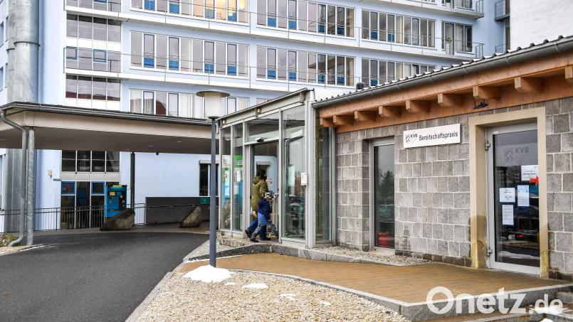 Die zuständige Kassenärztliche Vereinigung Bayerns (KVB) sieht die Verantwortung für ärztliche Behandlungen in den Bereitschaftspraxen beim diensthabenden Arzt. Symbolbild: Florian Miedl/fph