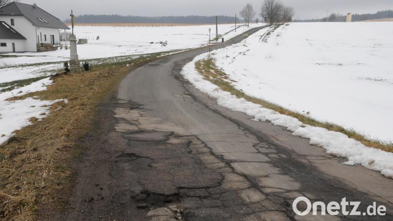Die Notwendigkeit des Ausbaus wird beim Blick auf diesen Teil der Paßenriether Straße deutlich. Mit der Maßnahmen sollen auch Einzelanwesen erschlossen werden. Bild: bey