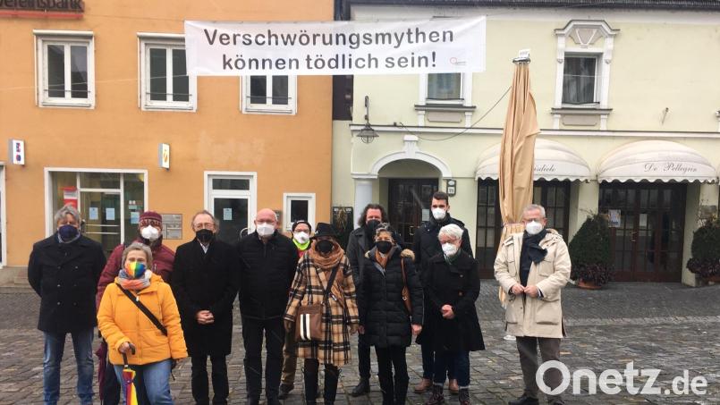 Vertreter des Bündnisses gegen Rechtsextremismus stellen zusammen mit Oberbürgermeister Andreas Feller (rechts) die Banneraktion vor. Diese umwehten gestern erstmals die Anti-Impf-Kundgebung Bild: ihl