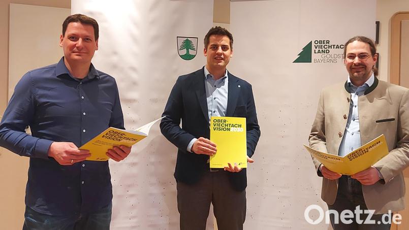 Bürgermeister Rudolf Teplitzky (Mitte) hat sich diese Woche mit den beiden Fraktionssprechern Thomas Teich (links) und Alexander Ried (rechts) getroffen. Das Dokument „Oberviechtach Vision 2030“ beschreibt Strategien. Bild: Margit Boch/exb