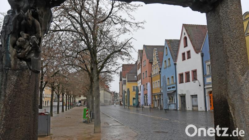 Der Obere und Untere Markt mit seinen Seitengassen kann nun barrierefrei umgestaltet werden. Der Bauausschuss entschied sich einstimmig für die von der Verwaltung vorgeschlagene Variante G. Sie lässt eventuell auch Raum für die Staubfreimachung der Fläche am Baumhain und andere Synergien im Zuge der Baumaßnahmen. Bild: Gabi Schönberger