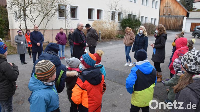 Neben Bischof Rudolf Voderholzer begleiten auch Bürgermeister Hans Ram und Pater Ulrich Schrapp beim Kinderrecht-Spaziergang, der in den nächsten Wochen aufgebaut bleibt. Bild: bö