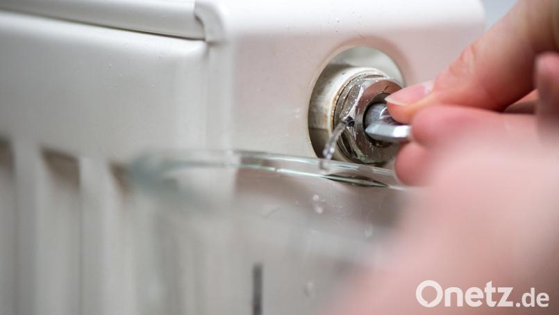 Bleibt ein Teil des Heizkörpers kalt: Mit einem Vierkantschlüssel lässt sich das Ventil am Heizkörper öffnen und so Luft aus dem System holen. Bild: Andrea Warnecke/dpa