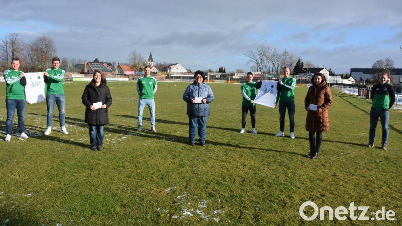 Jeweils 200 Euro übergab die Zweite Fußballmannschaft des SV Mitterteich an die drei örtlichen Kinderhäuser. Dies ist der Erlös aus einer Retro-Trikot-Aktion der Spieler. Im Vordergrund (von links) die drei Kinderhausleiterinnen Julia Merz-Neudert („Purzelbaum“), Regina Schiffmann (St. Hedwig) und Susanne Fellner („Die kleinen Hankerler“) sowie im Hintergrund (von links) die Reservekicker des SV mit Paulo Seuz, Kapitän Maximilian Weiß, Thomas Lautenbacher, Marcel Preuß, Teammanager Florian Zeus und Fördervereins-Vorsitzendem und Spielertrainer Florian Greim. Bild: jr