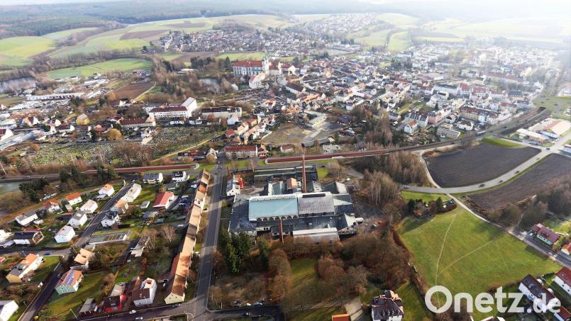 Die Visualisierung des Bauamts Amberg-Sulzbach – hier der Blick vom Schützenstraßen-Gebiet aus – zeigt den Verlauf der Bundesstraße 299 neu. Rechts die geplante zu errichtende Verbindungsstraße zur Baumeister-Emil-Engel-Straße über den Grund, auf dem aktuelle die Bodensanierung läuft. Bild: Staatliches Bauamt Amberg-Sulzbach/exb