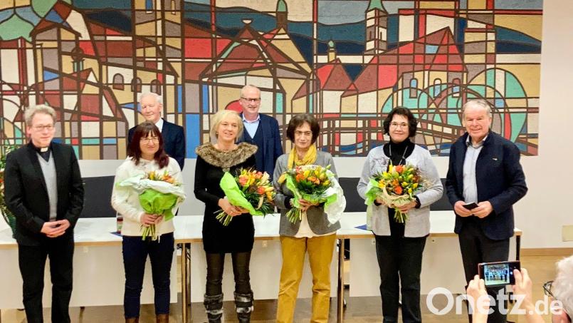 In der guten Stube der Marktgemeinde sind zufriedene Gesichter bei der Übergabe der Hahnbacher Kindertagestätte an das BRK.
zu sehen (von links): Pfarrer Christian Schulz, stellvertretende Kindertagesstättenleiterin Bettina Grabinger, Kirchenpfleger Georg Münch, Kindergartenleiterin Karin Schlegl, Bürgermeister Bernhard Lindner, die langjährige Kindertagesstättenleiterin Marianne Winkler, Pfarrsekretärin Hannelore Schuster und der ehemaliger Kirchenpfleger Konrad Huber. Bild: mma