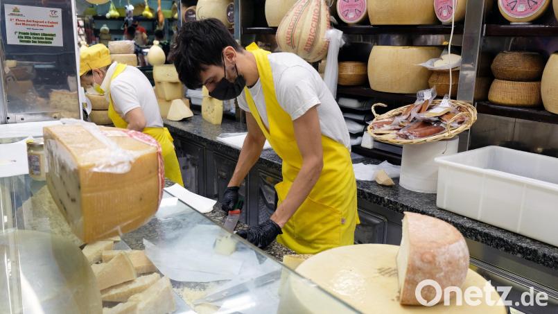 Desiderio Monni kennt die feinen Unterschiede der sardischen Käsesorten. Bild: Florian Sanktjohanser/dpa