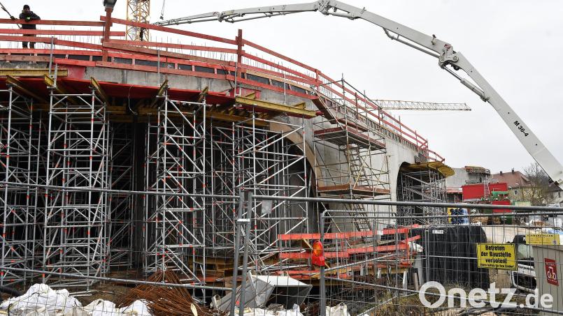 Die Arbeiten am Rohbau sind noch nicht abgeschlossen: Ob die Oberpfalz-Arkaden, wie vom Architekten beteuert, tatsächlich schon in zehn Wochen an Ostern eröffnen? Zweifel sind angebracht. Bild: Petra Hartl