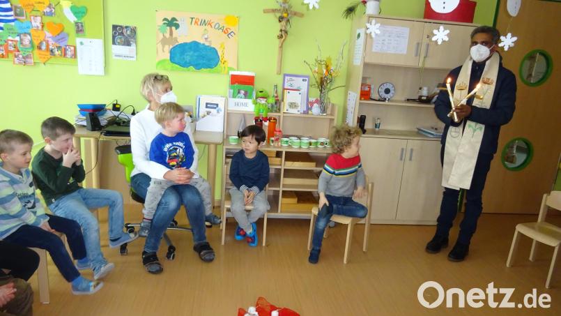 Pater Joy kam zur Lichtmess-Feier und spendete den Blasiussegen Bild: ld