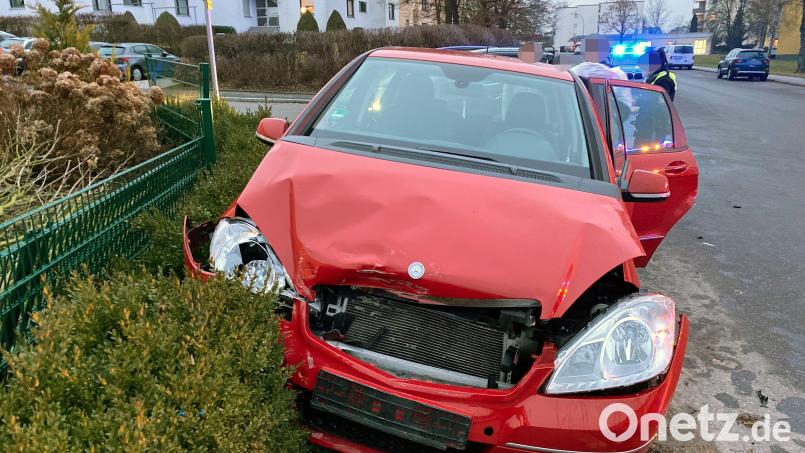 Eines der beiden Fahrzeuge, die am Donnerstag im Kreuzungsbereich von Fallweg und Friedrich-Ebert-Straße in Amberg zusammengestoßen waren, weil eine 82-Jährige einem anderen Verkehrsteilnehmer die Vorfahrt genommen hatte. Bild: Polizeiinspektion Amberg/exb