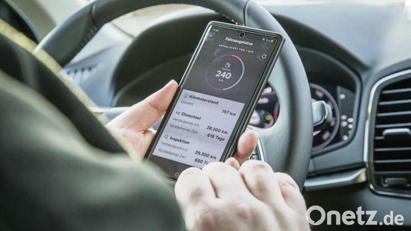 Alles im Blick: Manche Apps halten die Besitzer über wichtige Daten des Autos auf dem Laufenden. Symbolbild: Christin Klose/dpa