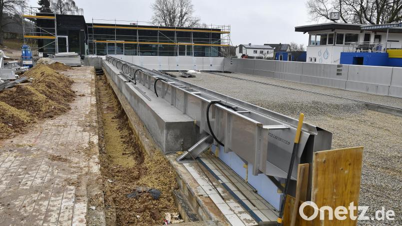 Die Generalsanierung des Waldbads ist das aktuell teuerste Bauprojekt der Stadt Sulzbach-Rosenberg. Die Wärmehalle ist bereits verglast, die Innenarbeiten laufen. Ende Mai soll das beliebte Freibad öffnen. Bild: Petra Hartl