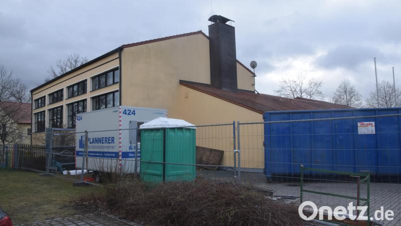Der Rückbau für die Sanierung und Erneuerung der Sporthalle und des Gemeindezentrums in Schwarzenbach hat begonnen. Bild: fz