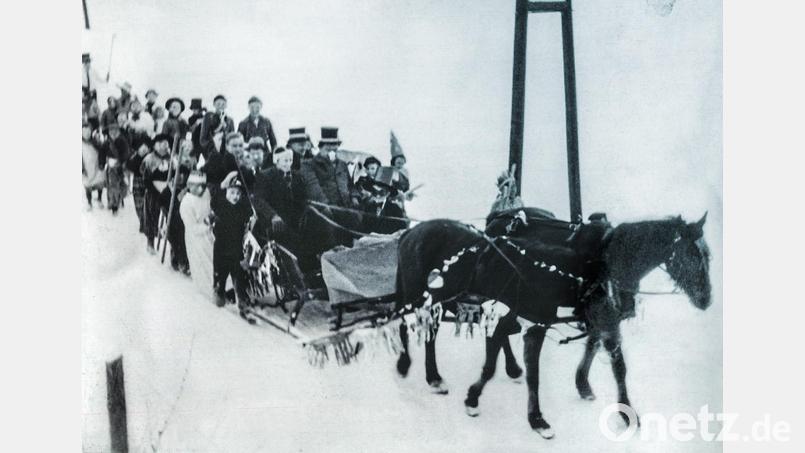 An einem Faschingsdienstag: Den Pferdeschlitten steuerte „der Wirts-Richard“. Auf dem Schlitten saßen Pfarrer German Vollath als Initiator des Faschingsumzugs und die Lehrer Zankl und Schreiber. Archivbild: Josef Wiche/exb