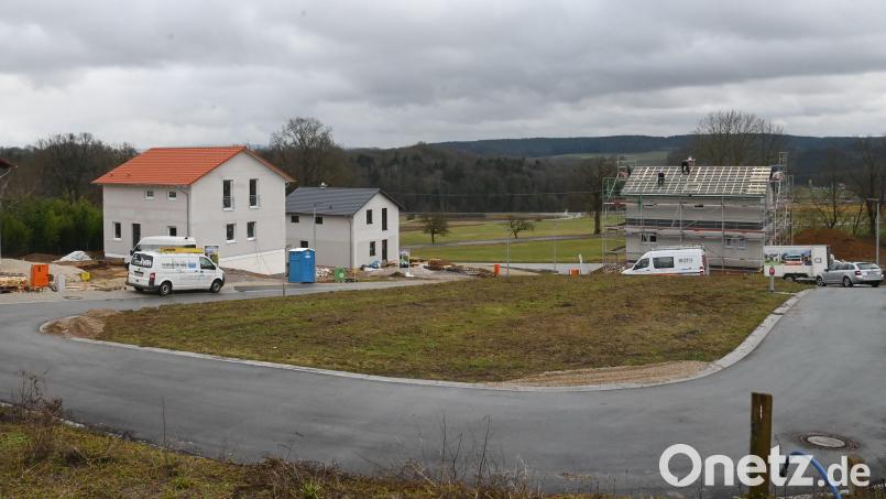 Als eine von zwei Maßnahme für das AOVE-Regionalbudget schlägt die Gemeinde Gebenbach die Errichtung eines Kinderspielplatzes auf der derzeit noch unbefestigten Fläche (Bildmitte) im Neubaugebiet Kainsricht vor. Bild: gf