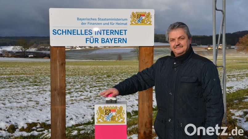 Bürgermeister Andreas Wutzlhofer gab am Mittwoch symbolisch den Startschuss für superschnelles Internet per Glasfaser in Erpetshof, Zeßmannsrieth und Obertresenfeld. Bild: dob