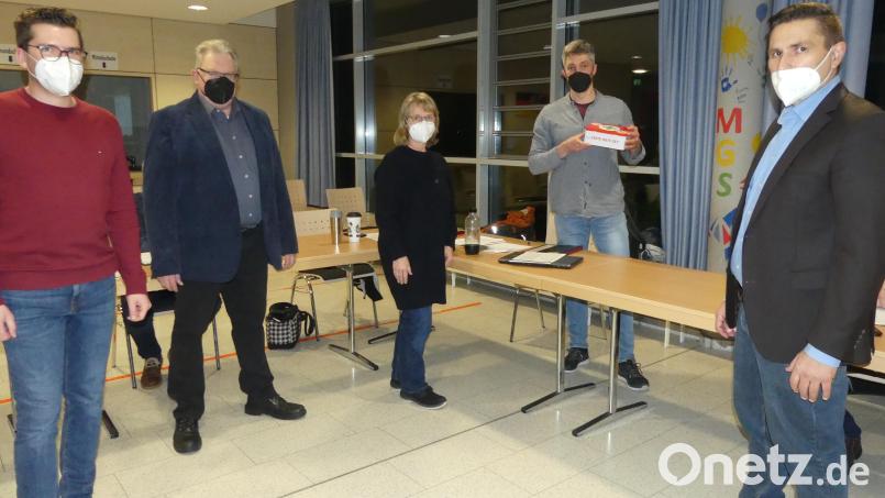 Vertreter der Fraktionen und Bürgermeister Marcus Gradl (rechts) gratulierten Thomas Ott zum 50. Geburtstag. Bild: rn