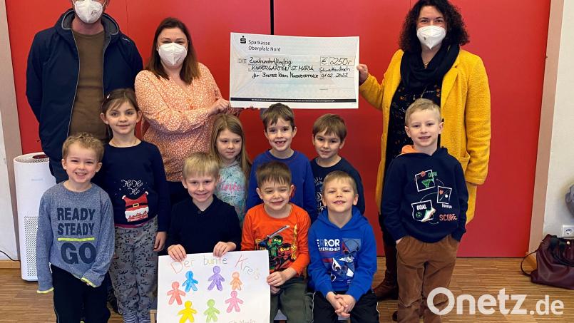 Kindergartenleiterin Stefanie Freiwald und die Vorschulkinder des Kindergartens St. Maria konnten gemeinsam mit Sebastian Högler vom Elternbeirat eine Spende über 250 Euro an Marina Frister und den Bunten Kreis Nordoberpfalz übergeben Bild: Michael Reindl, Kliniken Nordoberpfalz/exb