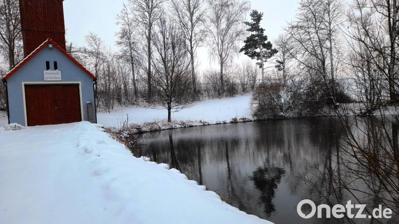 Im neuen Baugebiet &quot;Queräcker&quot; wird es ein Abwassertrennsystem geben. Das Regenwasser wird dabei in den vorhandenen Löschteich eingeleitet. Dieser dient dann zugleich als Rückhaltebecken. Bild: sm