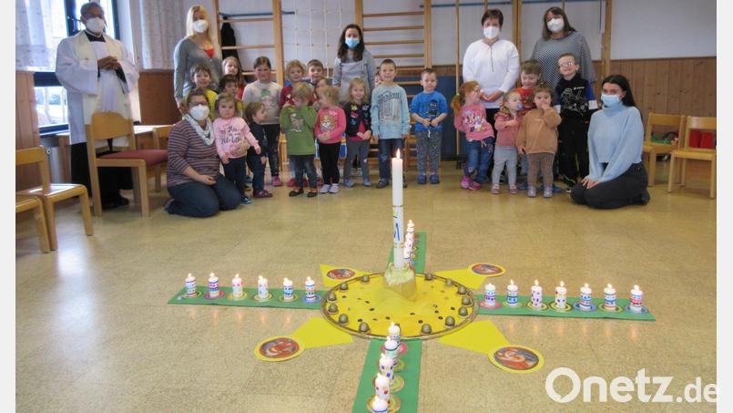 Gemeinsam gestalteten die Buben und Mädchen mit Pater James eine kleine Feier zu Maria Lichtmess. Bild: vsr