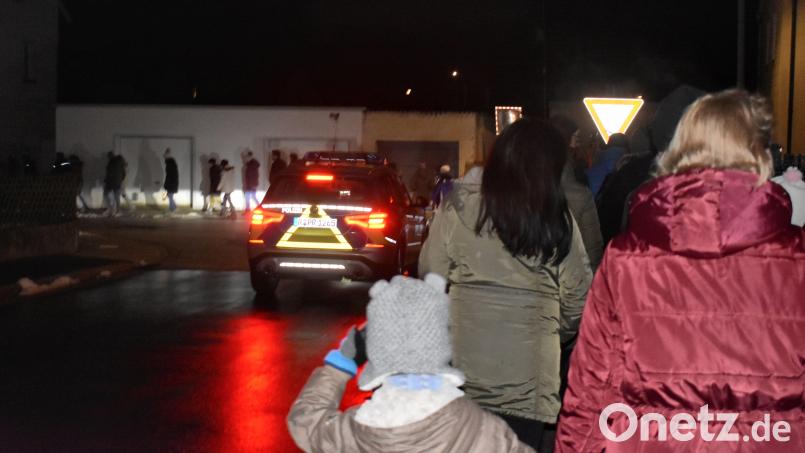 130 Teilnehmer nahmen am Montag in Mitterteich bei einem sogenannten &quot;Spaziergang&quot; teil. Die Versammlung wurde nicht angemeldet, verlief aber friedlich. Die Polizei kümmerte sich um die Absperrung der Straßen. Bild: lue