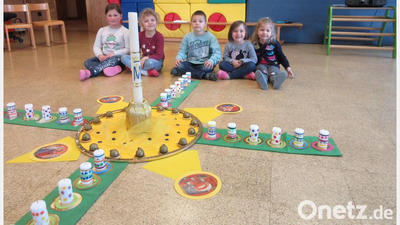 Vor der Feier haben die Kinder mit ihren Erzieherinnen die Kerzen bunt verziert. Bild: vsr