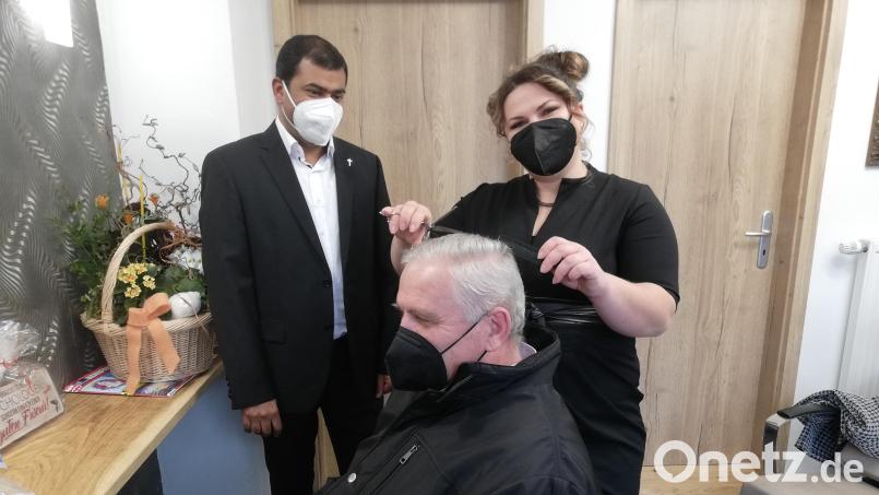 Beobachtet von Pfarrer Price testet Bürgermeister Ludwig Biller der neuen Service von Geschäftsinhaberin Kristina Wagner Bild: gmü