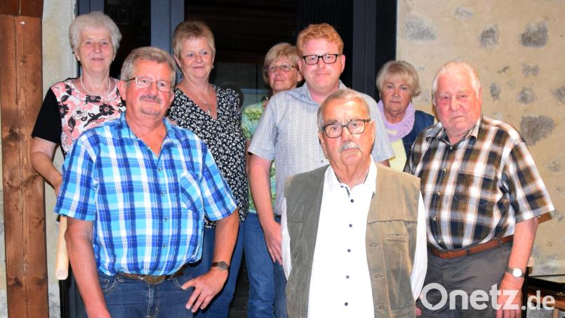 Im August 2021 formierte sich die momentane Führungsmannschaft des Gesangvereins Königstein um den Vorsitzenden Helmut Knahn (Zweiter von links). Mit im Bild Bürgermeister Bernhard Köller (Vierter von links). Archivbild: wku