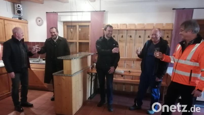 Stoßen mit eine frischen Glas Leitungswasser auf die neue Wasserversorgung an: (v.l.) Wintersportvereins-Vorsitzender Wolfgang Kühn, Bürgermeister Frank Zeitler, Verwaltungschef Thomas Prey, Wasserwart Karl Fronhofer und Bauhofleiter Rudi Scharf. Bild: Winderl, Kristin [wrl]