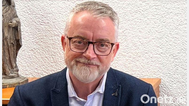 Thomas Krapf (links) ist ab 1. März der Kämmerer der Stadt Windischeschenbach. Bürgermeister Karlheinz Budnik heißt den neuen Mitarbeiter im Rathaus willkommen. Bild: Stadt Windischeschenbach/exb