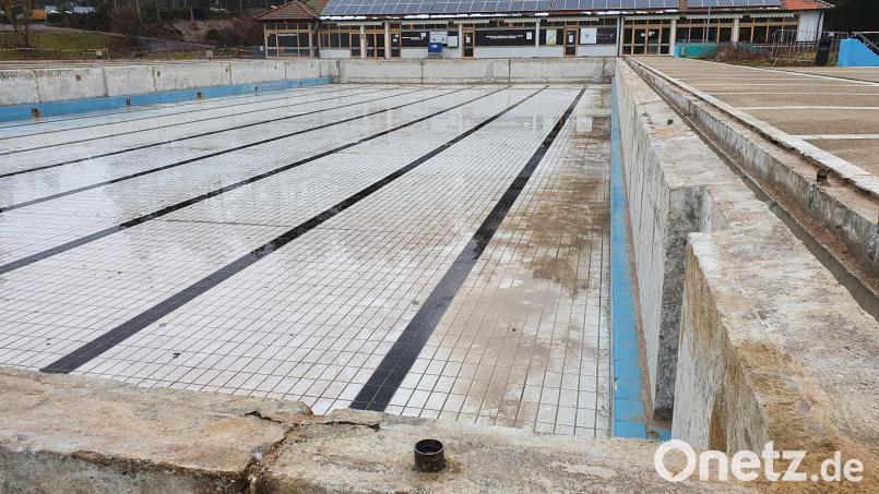 Alles, was raus musste, ist draußen. Das Schwimmerbecken des Schätzlerbads präsentiert sich derzeit im Rohzustand. Bild: Lowak
