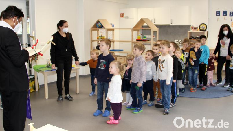 Die &quot;Mondgruppe&quot; lauscht gespannt den Worten des Pfarrers. Pfarrer Augustin Lobo hält dazu zwei gekreuzte Kerzen auf Höhe des Halses und spricht die Worte: Auf die Fürsprache des heiligen Blasius bewahre dich der Herr vor Halskrankheit und allem Bösen. Bild: lep