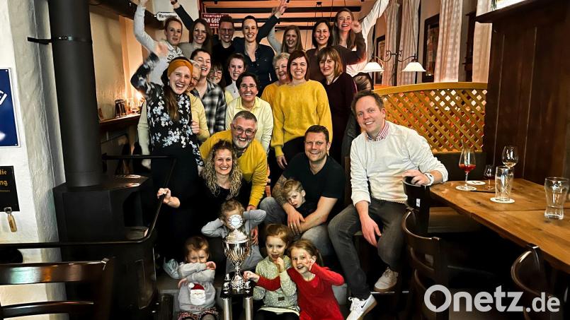 Siegesjubel mit Pokal (im Vordergrund). Angesehen hat Carolin Brunner die einzelnen Sendungen von "Master of Sweets" in der Weinstube Edenharter im größeren Kreis - mit Familie und Mitarbeitern. Bild: Anna Edenharter/exb