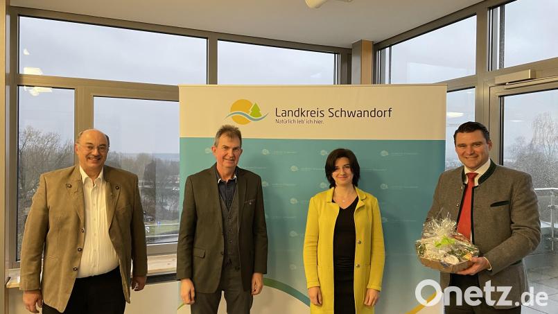 BBV-Kreisgeschäftsführer Josef Wittmann, BBV-Kreisobmann Josef Irlbacher und Kreisbäuerin Sabine Schindler (von links) kamen zu einem Neujahrsgespräch zu Landrat Thomas Ebeling. Bild: Matthias Meier/exb