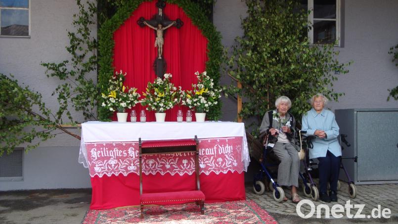 Eleonore Mundorff (links) mit ihrer Schwester Elisabeth Hauser an Fronleichnam 2009 am Altar beim Gemeindezentrum in Altendorf. Bild: tja