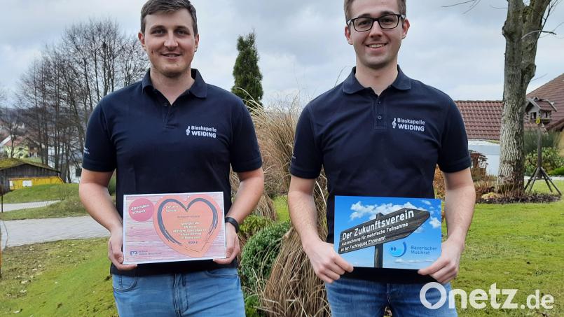 Kassier Andreas Horn (links) und Vorsitzender Julian Unertl freuen sich über die Auszeichnung &quot;Zukunftsverein&quot; für die Blaskapelle Weiding. Bild: Julian Unertl/exb