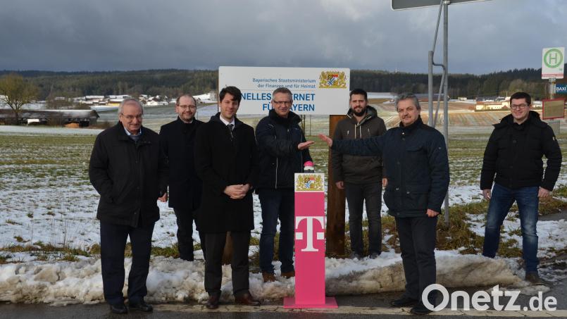 Karl Manstorfer (links) und Daniel Müller (3. von links) von der IK-T GmbH aus Regensburg sowie Rainer Spiegel und Stefan Krantz (2. und 4. von links) von der Telekom schalteten mit Bürgermeister Andreas Wutzlhofer (2. von rechts), dem städtischen Geschäftsleiter Thomas Hermann (3. von rechts) und Bauamtsleiter Markus Wildenauer (rechts) das schnelle Internet scharf. Bild: dob