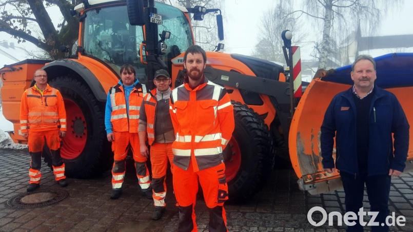Dominik Roth (Zweiter von rechts) ergänzt als gelernter Kfzler und ausgebildeter Maschinenbau-Techniker das bisherige Bauhofpersonal. Bürgermeister Bernhard Schindler (rechts) und das Bauhof-Team hießen ihn willkommen. Bild: ld