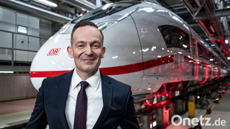 Bundesverkehrsminister Volker Wissing (FDP) lobte am Dienstag bei der Vorstellung des neuen Zugtyps "ICE 3 Neo" explizit die Hightech-Scheiben für besseren Handy-Empfang. Hergestellt werden sie in Wernberg-Köblitz, wo die Flachglas GmbH dieses ganz spezielle Isolierglas entwickelt hat. Bild: Fabian Sommer/dpa