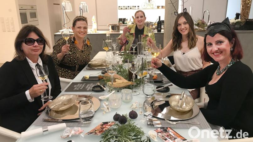 Die fünf Oberpfälzerinnen in ihren Motto-Outfits stoßen auf eine gelungen Woche bei der TV-Sendung &quot;Das perfekte Dinner&quot; an. Mit dabei: Anna Birkner aus Vohenstrauß (Zweite von rechts), die beim Gewinn des Preisgeldes von 3000 Euro spenden will. Nur, hat sie auch gewonnen? Bild: RTL/ITV Studios