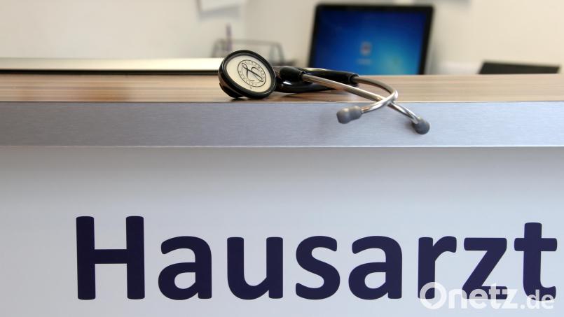 Der Weg zu einer Hausarztpraxis im Landkreis Tirschenreuth soll Medizinern und angehenden Ärzten erleichtert werden. Symbolbild: Stephan Jansen/dpa