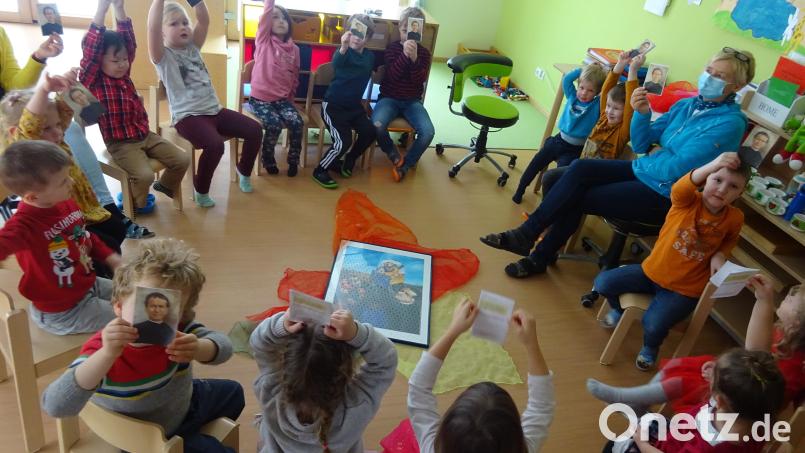 Im Stuhlkreis wurde gefeiert. Zur Erinnerung gab es für jedes Kind ein Foto vom Namenspatron des Kinderhauses. Bild: ld