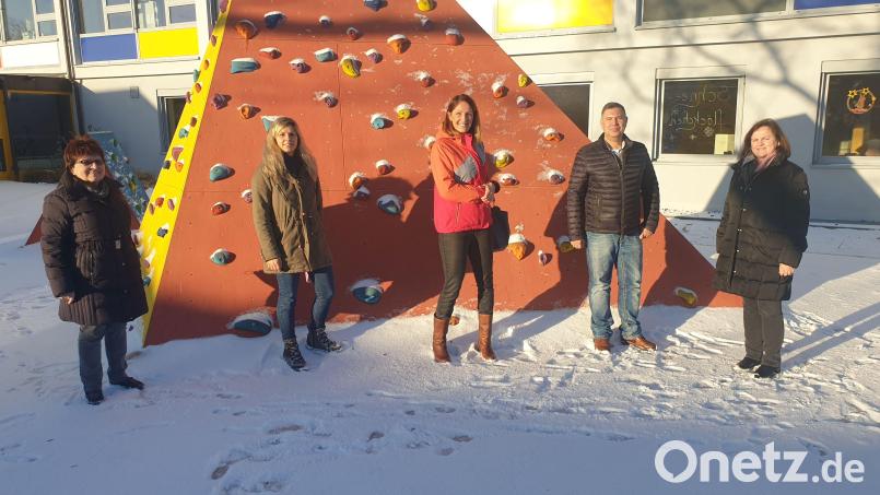 Eine 200-Euro-Spende geben (von links) FU-Schatzmeisterin Inge Bauer, stellvertretende Vorsitzende Eva Fröhlich und FU-Vorsitzende Nicole Selendt bei Konrektor Christian Hahn und Rektorin Andrea Dechant für die Jahnschule ab. Bild: Thomas Stoerk/exb