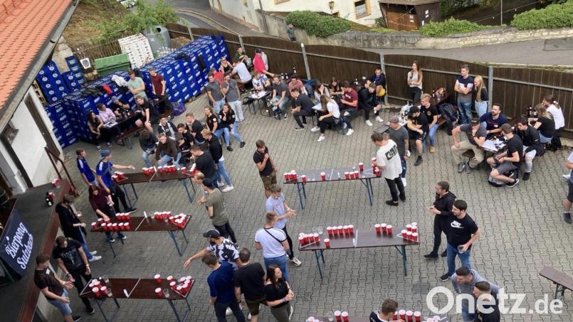 Im Sommer 2020 nahm noch niemand an der Bierpong-Meisterschaft im Fuchsbeck-Hof Anstoß. Im Jahr darauf befürchtete die Stadt &quot;Alkoholmissbrauch&quot; und musste viel Kritik einstecken. Zur Zukunft des Turniers äußerst sich Bürgermeister Göth nur vorsichtig. Archivbild: Armin Ertel/exb